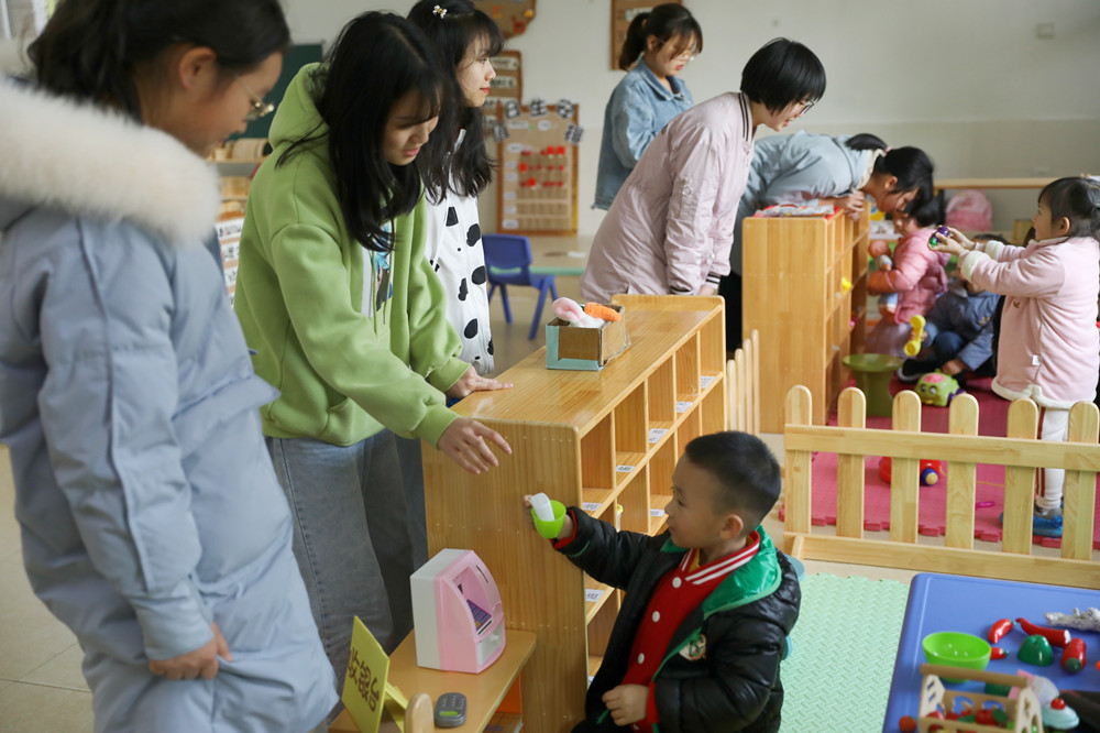 学生用心，幼儿开心，家长放心      ——衡阳幼儿师范高等专科学?？琛八牡惆肟翁谩? onError=